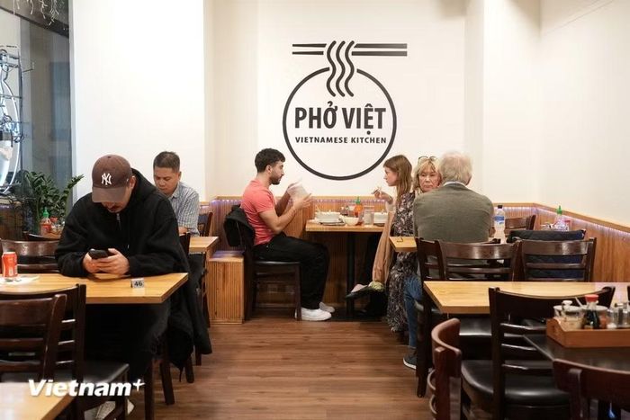 Nhiều người Phần Lan, Thụy Điển đã trở thành khách quen của quán. (Ảnh: Việt Thắng/Vietnam+)