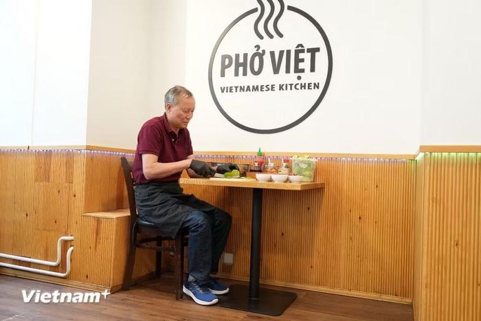 Anh Phạm Xuân Dũng đang chuẩn bị gia vị cho một ngày mới tại quán. (Ảnh: Việt Thắng/Vietnam+)