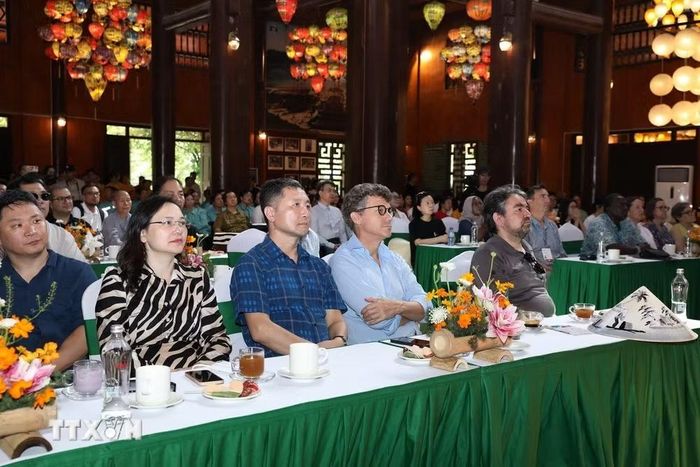 Các đại biểu xem video giới thiệu về Quần thể danh thắng Tràng An, công tác quản lý, bảo tồn và phát huy giá trị di sản gắn với đảm bảo sinh kế của người dân và định hướng xây dựng Hồ sơ đề cử “Cảnh quan Văn hóa - Sinh thái Voọc mông trắng Vân Long-Kim Bảng-Tam Chúc”. (Ảnh: Đức Phương/TTXVN)