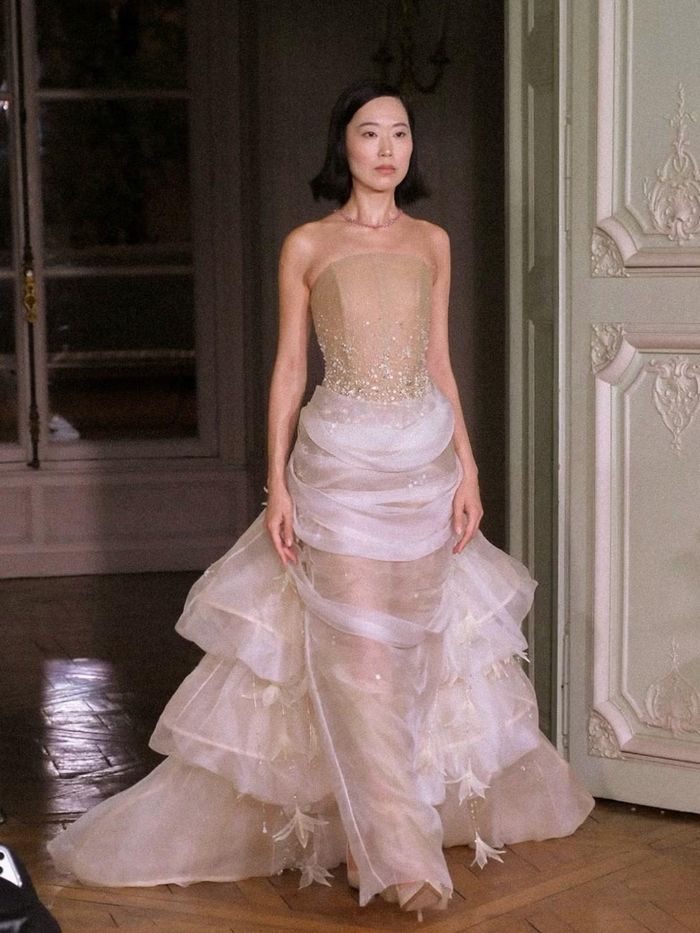 Toàn bộ 31 thiết kế sử dụng lụa tơ tằm Bảo Lộc với nhiều chất liệu như organza, organza satin, taffeta và nhung tơ tằm, kết hợp voan lưới, lông vũ, pha lê và kim sa. (Ảnh: NVCC)