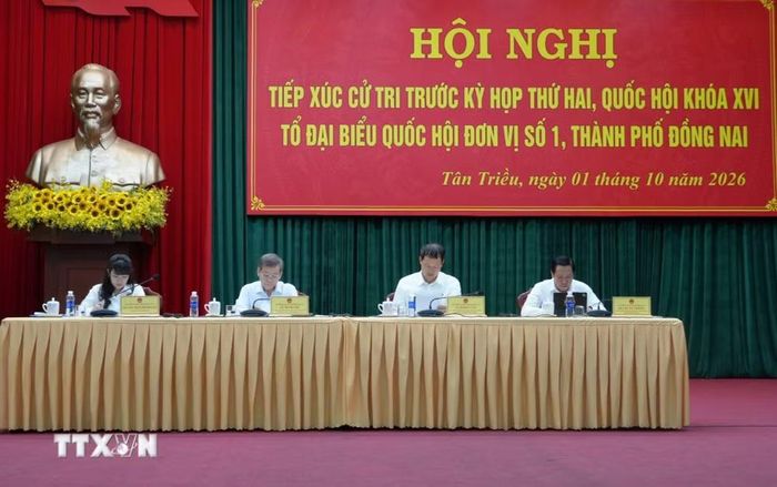 Các đại biểu Quốc hội chủ trì tiếp xúc cử tri. (Ảnh: Công Phong/TTXVN)