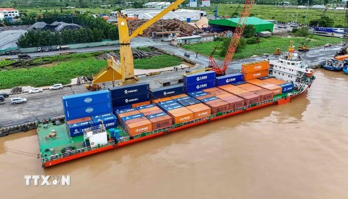Tàu Nan Ning Bo Run (Trung Quốc) neo đậu tại cảng Cái Cui, chuẩn bị bốc dỡ container hàng hóa trong chuyến vận tải kết nối Cần Thơ-Nam Ninh vừa khai trương cuối tháng 9/2026. (Ảnh: Thanh Liêm/TTXVN)