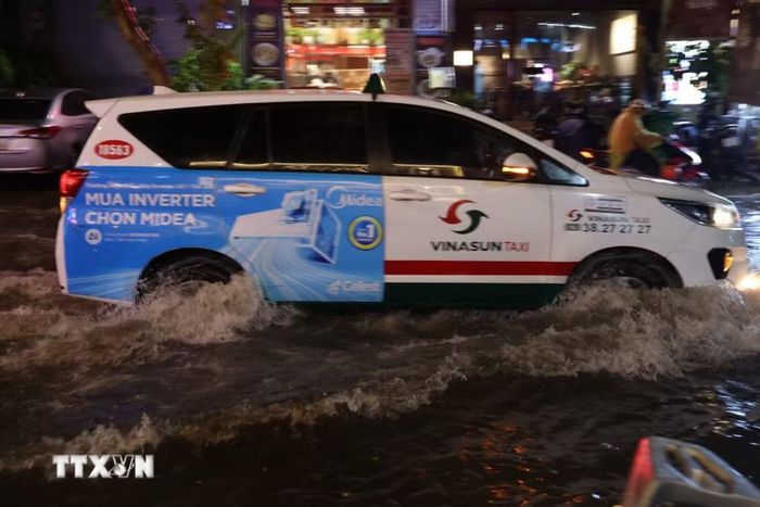 Thành phố Hồ Chí Minh xác định 50 vị trí ngập nặng, riêng cơn mưa lớn chiều và tối 30/9 gây ngập nặng 12 tuyến đường. (Ảnh: Hồng Đạt/TTXVN)