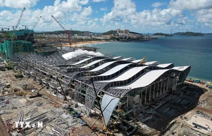 Công trình hạ tầng kỹ thuật phục vụ Hội nghị APEC 2027 trên địa bàn đặc khu Phú Quốc (An Giang) đang giai đoạn thi công. (Ảnh: TTXVN phát)