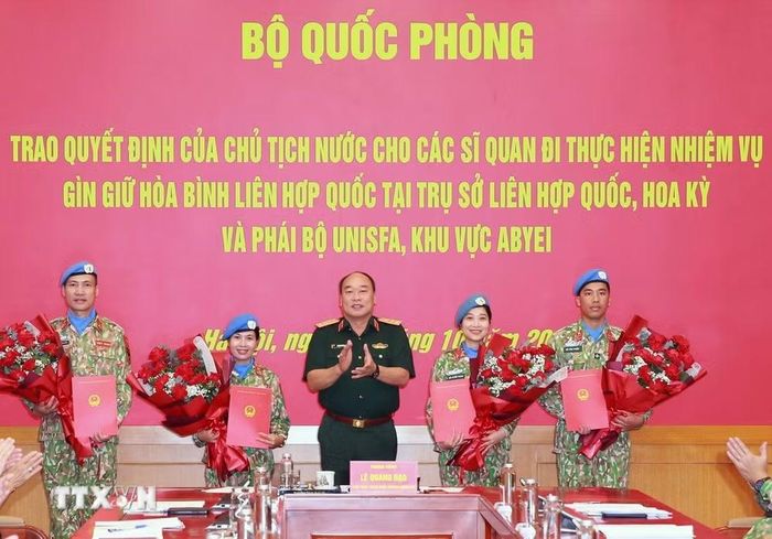 Thượng tướng Lê Quang Đạo, Phó Tổng Tham mưu trưởng Quân đội nhân dân Việt Nam trao Quyết định cho các sỹ quan đi thực hiện nhiệm vụ Gìn giữ hòa bình LHQ. (Ảnh: Trọng Đức/TTXVN)