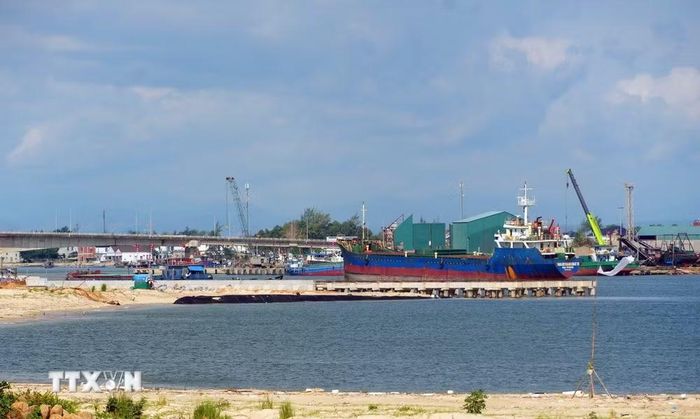 Cảng Cửa Việt được đầu tư xây dựng bến cảng ở bờ Nam góp phần phát triển kinh tế biển của địa phương. (Ảnh: Tường Vi/TTXVN)