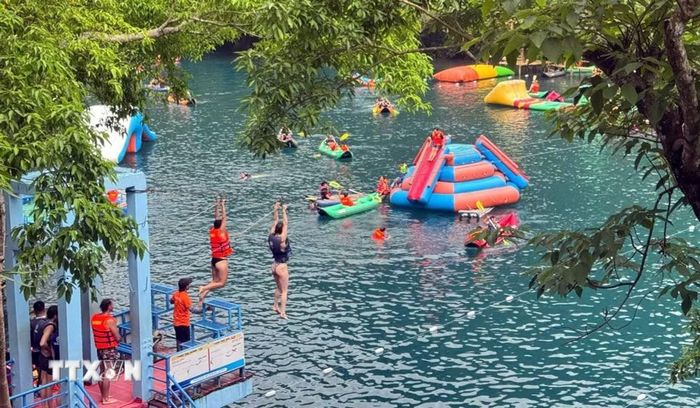 Du khách trải nghiệm các dịch vụ, trò chơi tại điểm du lịch Sông Chày-Hang tối, Trung tâm Du lịch Phong Nha-Kẻ Bàng (Quảng Trị). (Ảnh: Tá Chuyên/TTXVN)