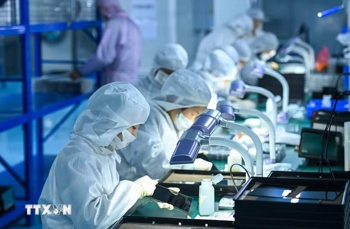 Công nhân làm việc tại một công ty điện tử ở tỉnh Giang Tây, Trung Quốc. (Ảnh: THX/TTXVN)