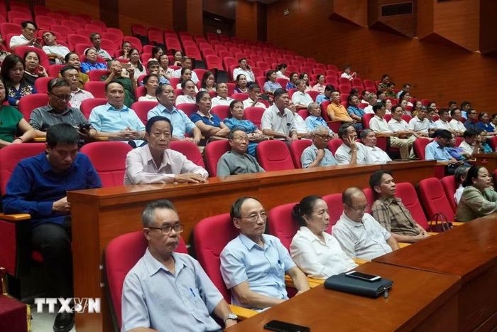 Các đại biểu và cử tri tại điểm cầu Trung tâm hội nghị phường Hạc Thành. (Ảnh: Hoa Mai/TTXVN)