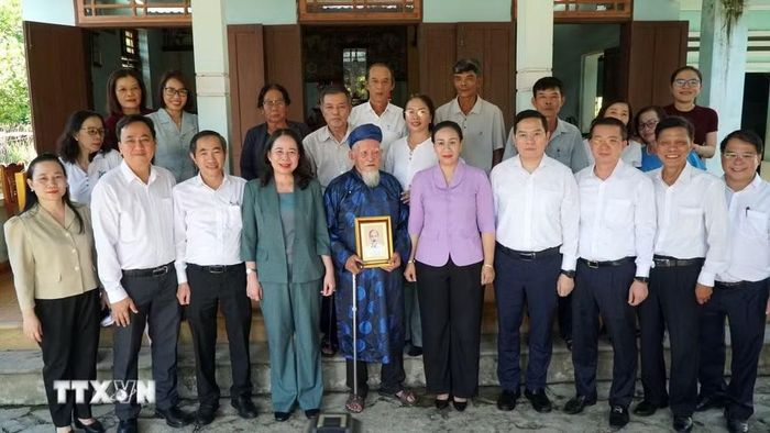 Bà Võ Thị Ánh Xuân, Bí thư Trung ương Đảng, Phó Chủ tịch nước (hàng đầu, thứ tư từ trái sang) chụp ảnh lưu niệm cùng gia đình cụ ông Vương Nghiên (phường Hòa Xuân, thành phố Đà Nẵng). (Ảnh: Quốc Dũng/TTXVN)