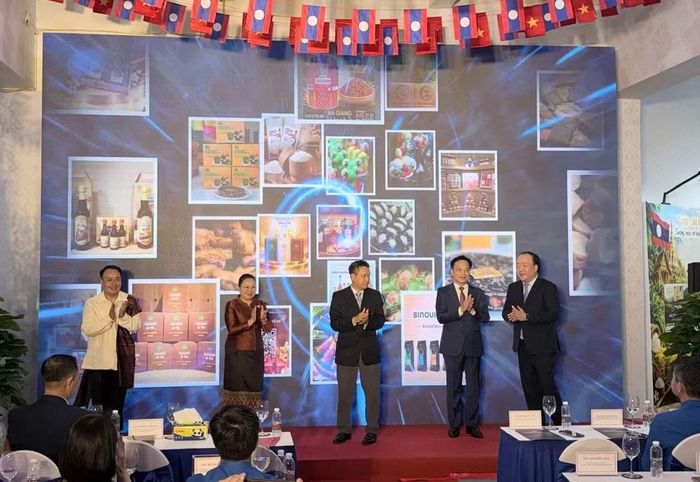 Lễ khai mạc “Tuần lễ sản phẩm Việt-Lào tại Hà Nội. (Ảnh: PV/Vietnam+)
