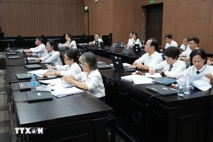 Các luật sư bào chữa tại phiên tòa. (Ảnh: Kim Anh/TTXVN)