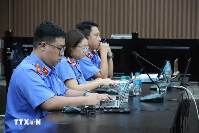 Đại diện Viện Kiểm sát thẩm vấn các bị cáo. (Ảnh: Kim Anh/TTXVN)