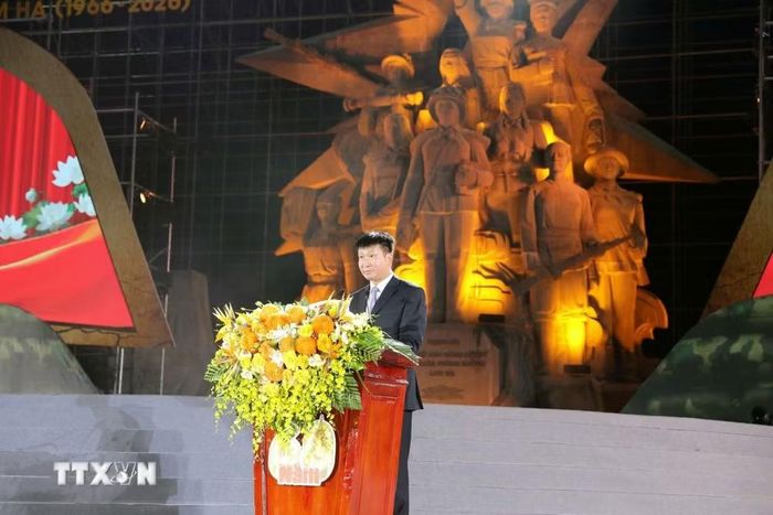 Ông Trần Huy Tuấn, Ủy viên Ban chấp hành Trung ương Đảng, Bí thư Tỉnh ủy đọc diễn văn kỷ niệm. (Ảnh: Thanh Tuấn/TTXVN)