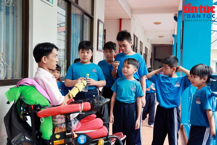 Trong những giờ giải lao, thầy Lâm thường trò chuyện với học sinh về kỹ năng giao tiếp, cách tự bảo vệ mình, trách nhiệm với gia đình và những tình huống các em có thể gặp trong cuộc sống.