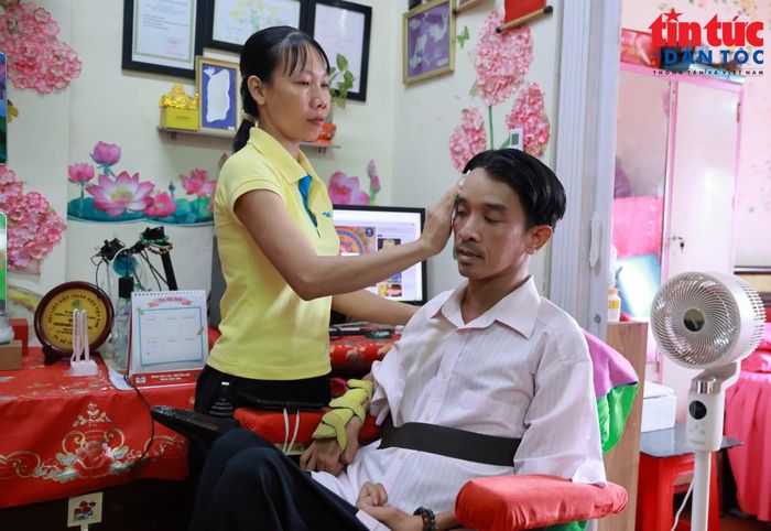 Nhiều năm qua, chị Thơ luôn bền bỉ đồng hành, hỗ trợ thầy Lâm mọi việc trong cuộc sống.