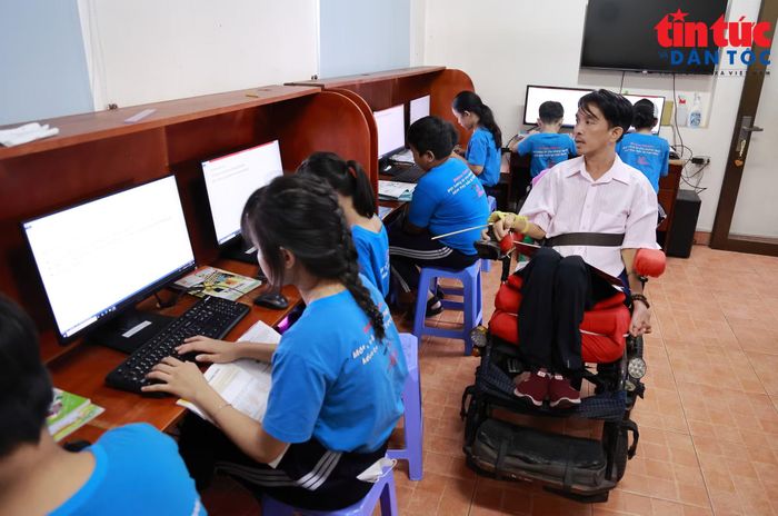 Do khó khăn đi lại, thầy Lâm chia học sinh thành các nhóm để hỗ trợ lẫn nhau.