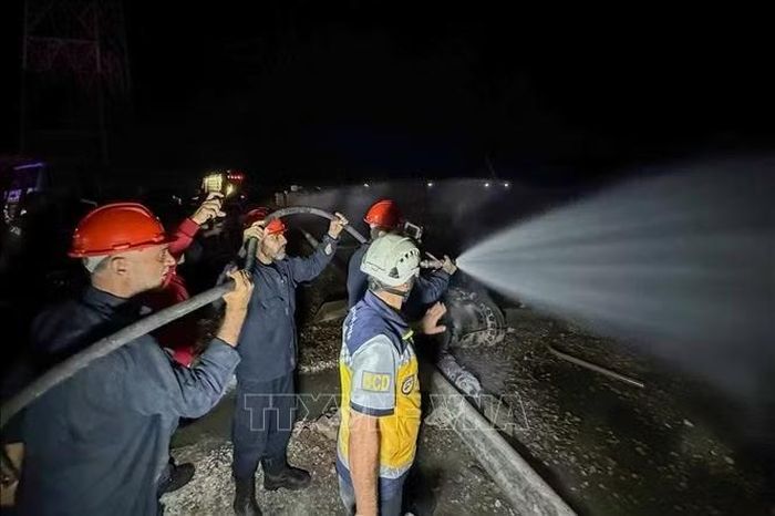 Lực lượng cứu hỏa và các đội phòng vệ dân sự dập lửa cháy sau vụ nổ đường ống dẫn khí tại Nhà máy điện Tishrin ở thủ đô Damascus, Syria, ngày 30/9/2026. Ảnh: AA/TTXVN phát