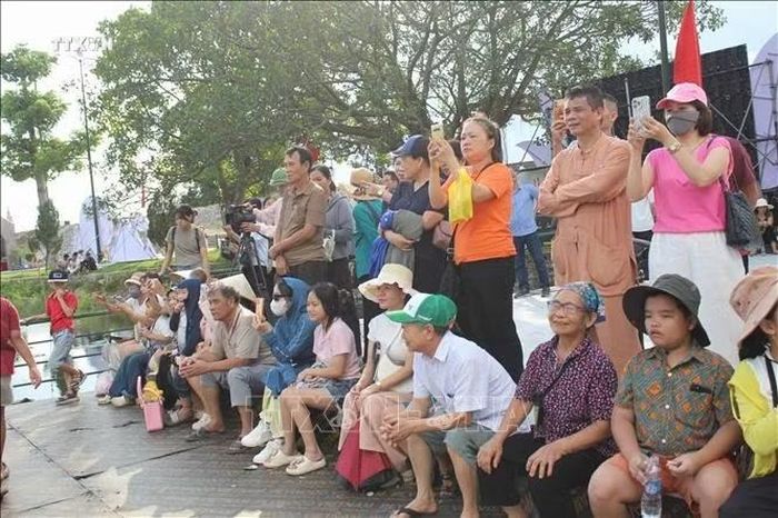 Nhân dân và du khách thích thú xem trình diễn nghệ thuật múa rối nước tại hồ Kiếp Bạc trong Lễ hội Côn Sơn, Kiếp Bạc - mùa Thu 2026.