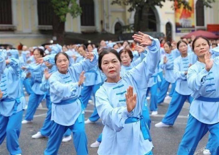 Chương trình đồng diễn Thể dục dưỡng sinh của người cao tuổi do Hội Sức khỏe ngoài trời người trung, cao tuổi Hà Nội tổ chức. Ảnh tư liệu: Thanh Tùng/TTXVN
