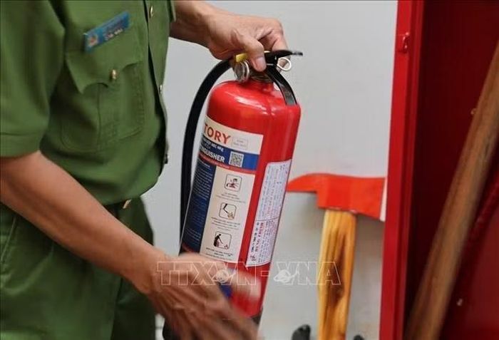 Bình chữa cháy tại điểm chữa cháy công cộng được kiểm tra, bảo đảm sẵn sàng sử dụng khi có sự cố. Ảnh minh họa: Hồng Đạt/TTXVN