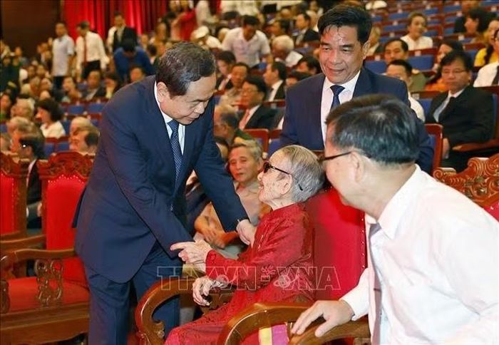 Chủ tịch Quốc hội Trần Thanh Mẫn với Bà mẹ Việt Nam Anh hùng dự Lễ kỷ niệm. Ảnh: Doãn Tấn/TTXVN
