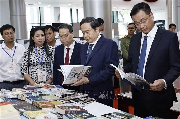 Chủ tịch Quốc hội Trần Thanh Mẫn và đại biểu xem trưng bày sách về cụ Huỳnh Thúc Kháng tại Lễ kỷ niệm. Ảnh: Doãn Tấn/TTXVN