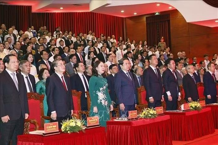 Chủ tịch Quốc hội Trần Thanh Mẫn và đại biểu thực hiện nghi lễ chào cờ. Ảnh: Doãn Tấn/TTXVN