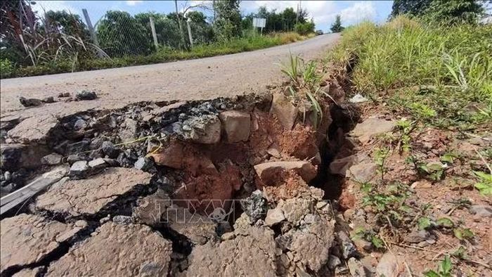 Nền đường tuyến liên xã Tà Đùng - Quảng Sơn (Lâm Đồng) bị đứt gãy, sụt lún sau các đợt mưa lớn kéo dài.