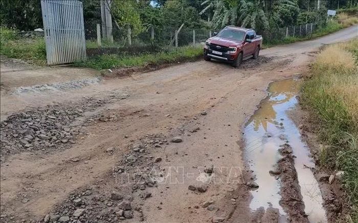 Nền đường tuyến liên xã Tà Đùng - Quảng Sơn (Lâm Đồng) bị sụt lún gây khó khăn cho các phương tiện lưu thông.