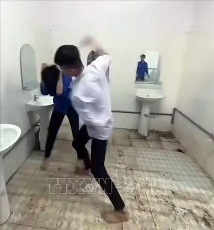 Học sinh đánh nhau trong nhà vệ sinh của Trường THPT Phạm Văn Đồng (phân hiệu tại xã Nhân Cơ, tỉnh Lâm Đồng). Ảnh: TTXVN phát