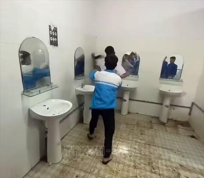 Vụ 2 học sinh đánh nhau trong nhà vệ sinh của Trường THPT Phạm Văn Đồng (phân hiệu tại xã Nhân Cơ). Ảnh: TTXVN phát