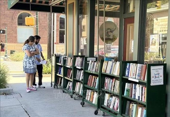 The Midtown Scholar cung cấp nhiều lựa chọn cho độc giả ở các độ tuổi và nhu cầu khác nhau.