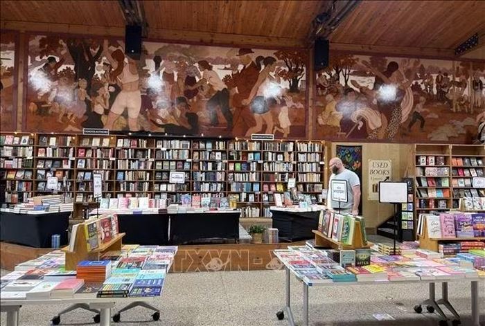 The Midtown Scholar là nơi khám phá một công trình có lịch sử, cảm nhận không khí văn hóa địa phương và trải nghiệm cách một hiệu sách độc lập trở thành một phần của đời sống thành phố.