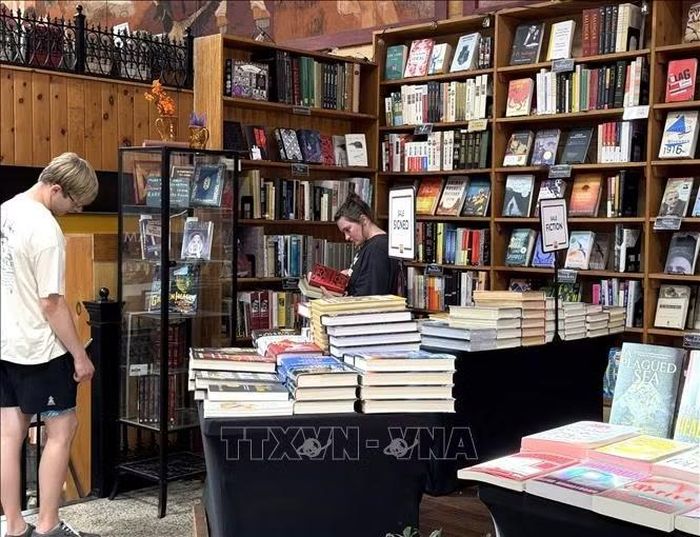The Midtown Scholar còn có nhiều sách đã qua sử dụng, sách học thuật và các ấn bản hiếm dành cho những độc giả muốn tìm kiếm những tựa sách đặc biệt.