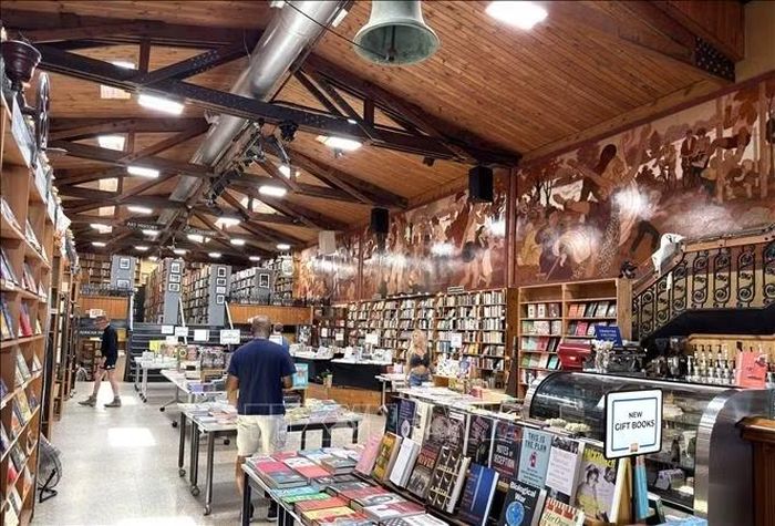 Hệ thống giá sách cao và dày tạo nên không gian đặc trưng của The Midtown Scholar, nơi hàng nghìn đầu sách được sắp xếp theo nhiều lĩnh vực khác nhau.