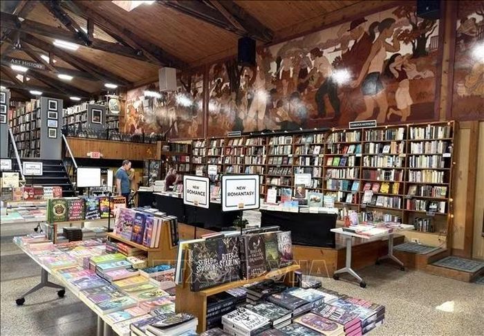 Ban đầu, The Midtown Scholar kinh doanh trực tuyến sách học thuật cũ và sách hiếm, sau đó phát triển thành một hiệu sách lớn và mở cửa đón khách trực tiếp.