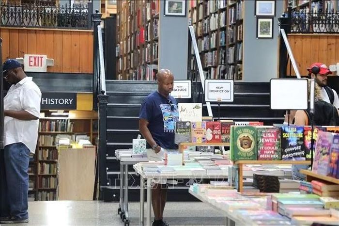 Cách bài trí kết hợp giữa giá sách và những chi tiết kiến trúc cũ tạo cho The Midtown Scholar một không gian vừa mang dấu ấn lịch sử, vừa phù hợp với hoạt động của một hiệu sách hiện đại.