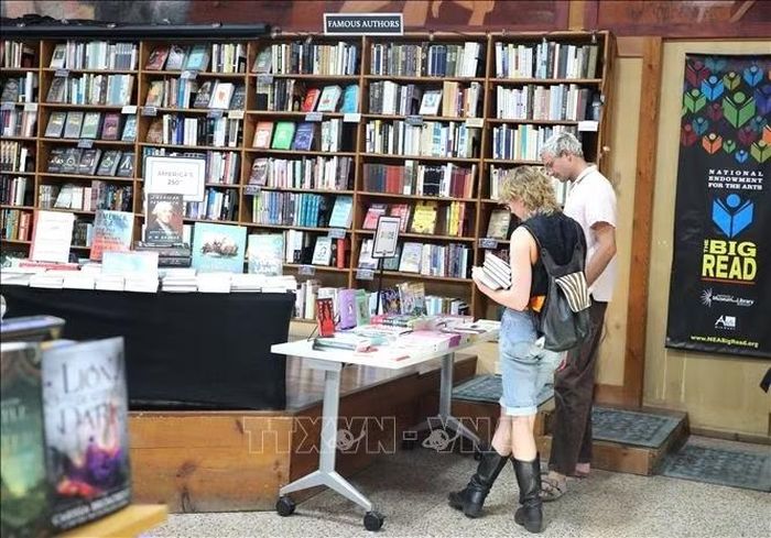 The Midtown Scholar cung cấp nhiều lựa chọn cho độc giả ở các độ tuổi và nhu cầu khác nhau.