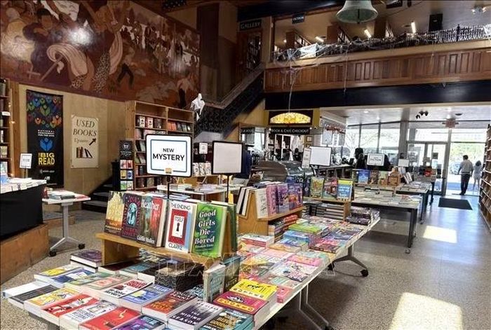 The Midtown Scholar Bookstore còn có sân khấu tổ chức các chương trình âm nhạc, giao lưu với tác giả, giới thiệu sách, câu lạc bộ đọc sách và các buổi thảo luận.