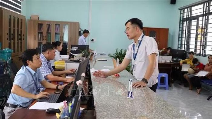 Trưởng phòng kinh tế xã Bom Bo, thành phố Đồng Nai kiểm tra, đôn đốc bộ chuyên viên phụ trách đơn vị tại bộ phận 1 cửa của Trung tâm hành chính công. Ảnh minh họa: Đậu Tất Thành/TTXVN