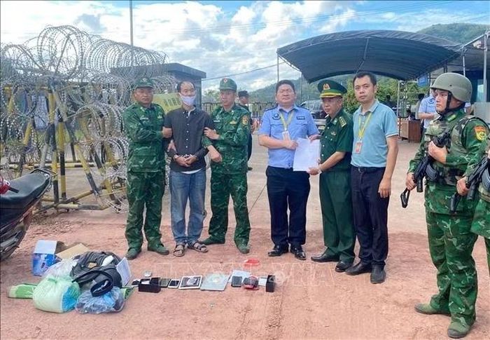 Bộ đội Biên phòng tỉnh Điện Biên bàn giao, trao trả đối tượng cho lực lượng chức năng phía Trung Quốc. Ảnh: TTXVN phát