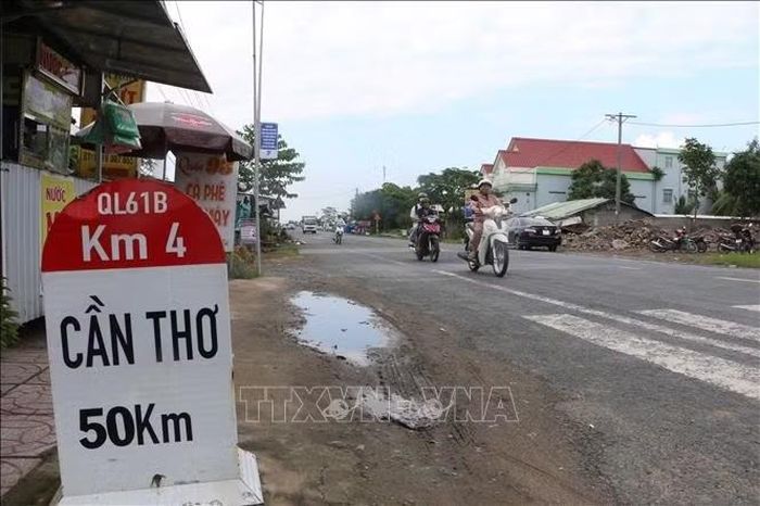 Một số nơi của Quốc lộ 61B, đoạn qua phường Long Bình xuống cấp, còn thiếu một số biển báo, gờ giảm tốc cũng ảnh hưởng tới trật tự an toàn giao thông thời gian qua. Ảnh: Duy Khương/TTXVN