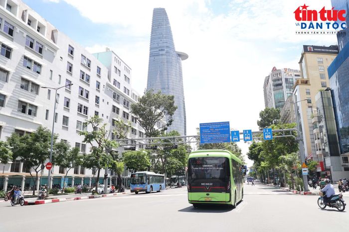 Sau sáp nhập, nhiều cán bộ phải đi xa để đến nơi làm việc. Ảnh minh hoạ: Mạnh Linh