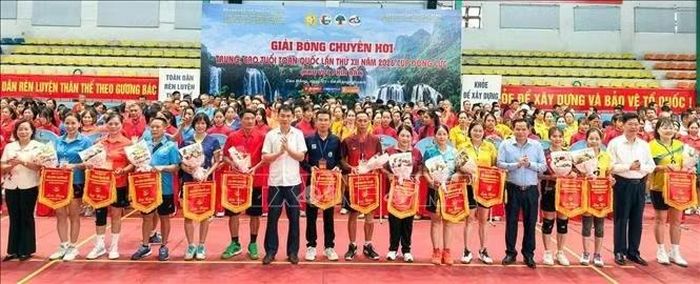 Ban tổ chức tặng cờ lưu niệm cho các đội tham gia giải.
