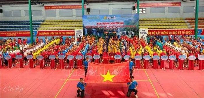 Các đoàn VĐV tại Lễ khai mạc Giải Bóng chuyền hơi dành cho người trung, cao tuổi toàn quốc lần thứ XII, năm 2026 Cúp Động Lực tại Cao Bằng.