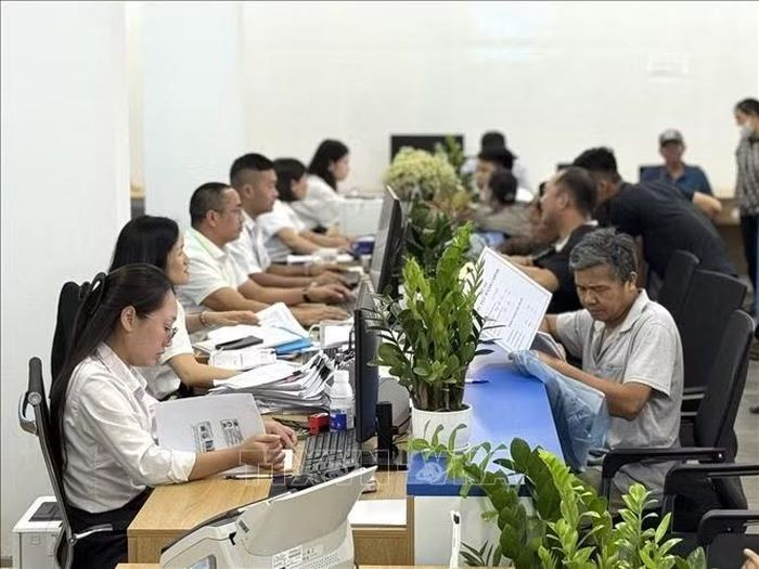 Người dân đến làm thủ tục hành chính tại Điểm Phục vụ hành chính công xã Trung Giã (Hà Nội). Ảnh minh họa: Quốc Lũy/TTXVN