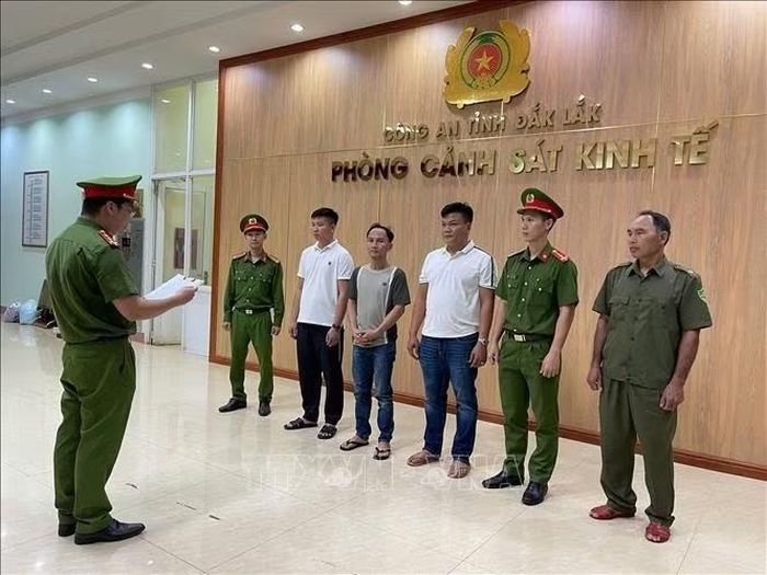 Đọc quyết định khởi tố các đối tượng sản xuất, buôn bán phân bón giả. Ảnh: TTXVN phát