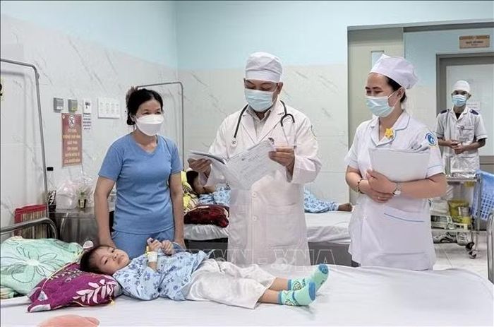 Bác sĩ theo dõi tình trạng sức khỏe của bệnh nhi đang điều trị sốt xuất huyết tại Bệnh viện Sản - Nhi An Giang.
