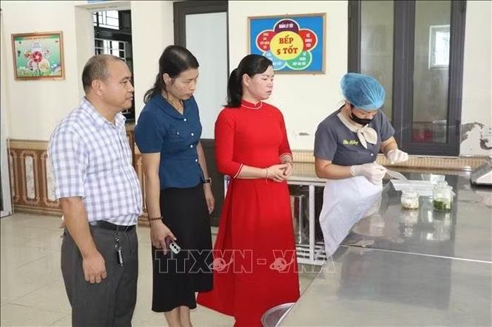 Trường Mầm non Thịnh Vượng, xã Gia Viễn, tỉnh Ninh Bình tạo điều kiện để phụ huynh phối hợp, theo dõi và giám sát, qua đó nâng cao trách nhiệm trong tổ chức bữa ăn cho trẻ.